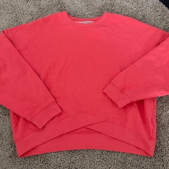 Tops - Cropped over sized Calvin Klein sweatshirt in pink size XL